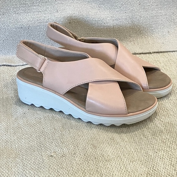 Clarks Women's size 6 1/2 dusty rose Blush Sandals with Velcro at ankle - Picture 1 of 16